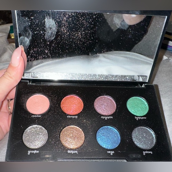 Urband Decay Eye Shadow Palette - Picture 2 of 2
